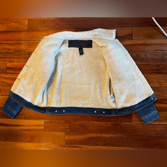 WOMEN'S WRANGLER RETRO® SHERPA LINED WESTERN DENIM JACKET - Picture 2 of 7